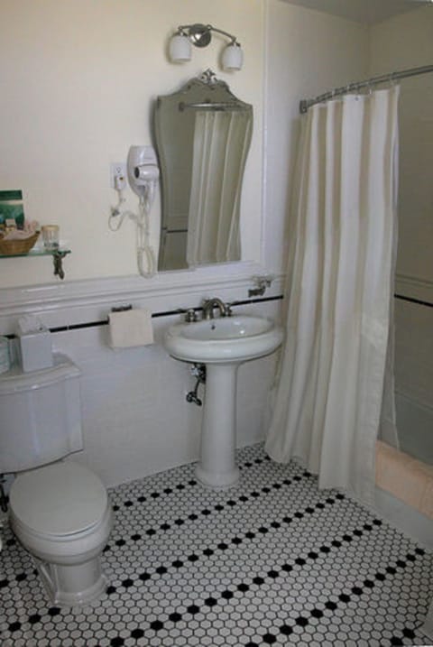 Combined shower/tub, free toiletries, hair dryer, towels