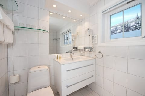 Signature Room, 2 Bedrooms, City View | Bathroom | Shower, hair dryer, towels, soap