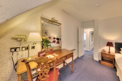 Deluxe Suite, Sea View | In-room safe, desk, iron/ironing board, free WiFi