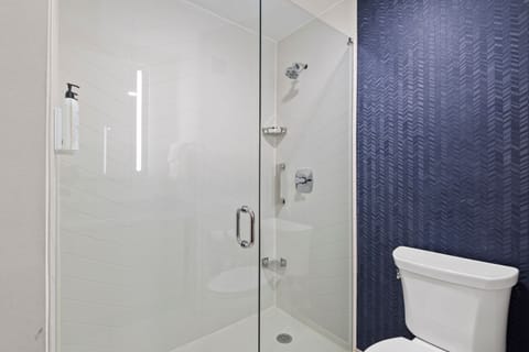 Combined shower/tub, hair dryer, towels