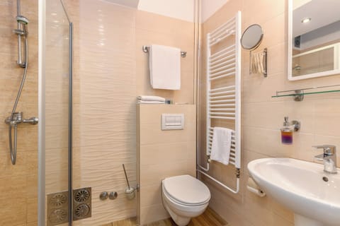 Quadruple Room | Bathroom | Shower, free toiletries, hair dryer, towels