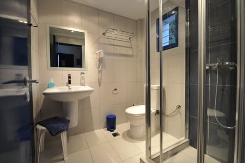 Standard Quadruple Room | Bathroom | Shower, hair dryer, towels