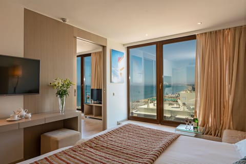 Deluxe Suite Sea View & Jacuzzi | Premium bedding, in-room safe, blackout drapes, soundproofing