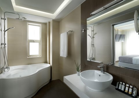 Deluxe Suite, Partial Sea View | Bathroom | Free toiletries, hair dryer, towels