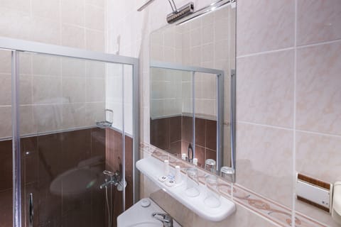 Standard Triple Room | Bathroom | Shower, free toiletries, hair dryer, slippers