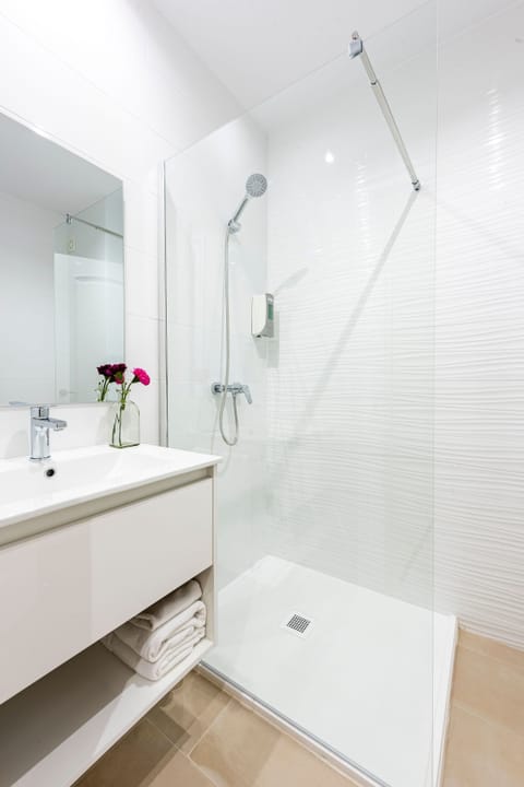 Single Room | Bathroom | Combined shower/tub, free toiletries, hair dryer, bidet