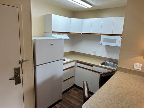 Suite, 1 King Bed, Non Smoking, Kitchenette | Private kitchenette | Microwave