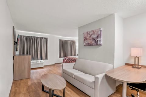 Suite, 1 King Bed, Non Smoking | Living area | 40-inch flat-screen TV with cable channels, TV