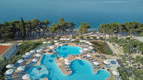 Outdoor pool, pool umbrellas, sun loungers