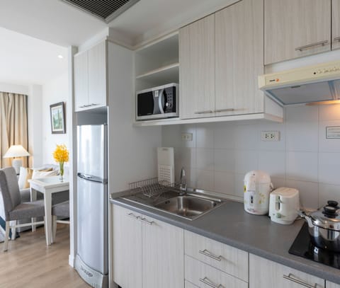 Studio Suite | Private kitchen | Fridge, microwave, electric kettle, cookware/dishes/utensils