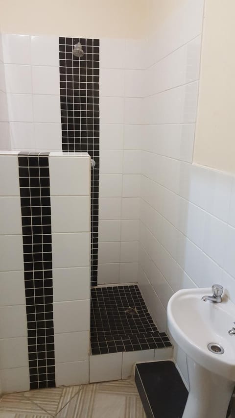 Basic Room | Bathroom | Shower, rainfall showerhead, free toiletries, towels