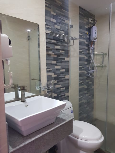 Family Room | Bathroom amenities | Shower, free toiletries, towels