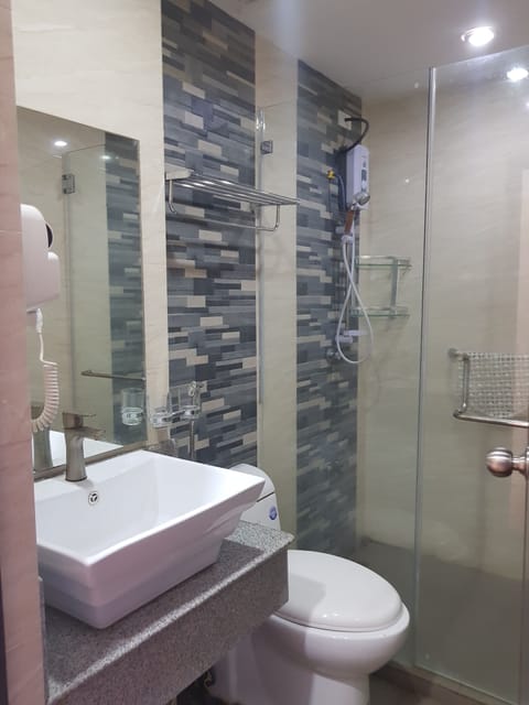 Family Room | Bathroom | Shower, free toiletries, towels