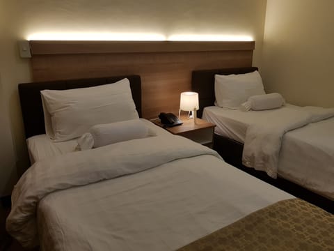 Standard Twin Room | Desk, blackout drapes, free WiFi, bed sheets