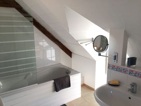 Deluxe Double Room, 1 Queen Bed, Non Smoking (Tribord) | Bathroom | Combined shower/tub, hair dryer, bathrobes, towels