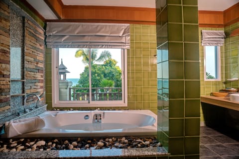 Grand Deluxe Suite Room | Bathroom | Shower, free toiletries, towels, soap