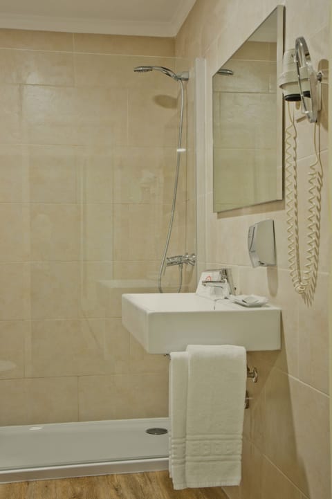 Double Room Single Use | Bathroom sink