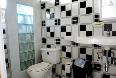 Deluxe Room | Bathroom | Shower, towels
