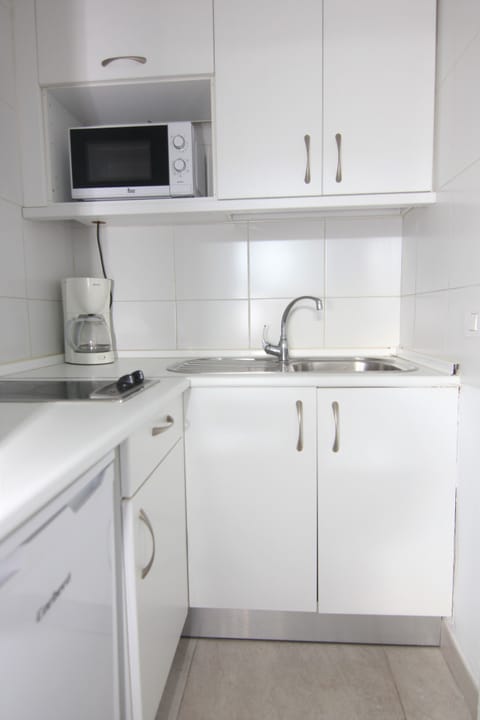 Standard Studio, 1 Queen Bed | Private kitchen | Fridge, microwave, stovetop, toaster