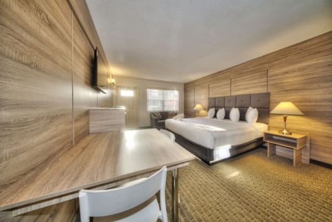 Deluxe Room, 1 King Bed | Courtyard view