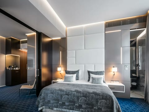 King David Suite (Free SPA entrance & Executive Lounge) | Premium bedding, minibar, in-room safe, desk