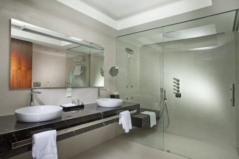 Tower Duplex Suite (Free SPA entrance & Executive Lounge) | Bathroom | Free toiletries, hair dryer, slippers, towels