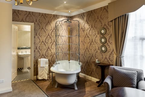 Superior Feature Room | Bathroom | Combined shower/tub, free toiletries, hair dryer, towels