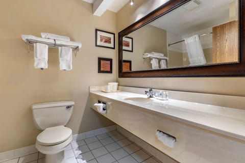 Suite, Multiple Beds, Non Smoking | Bathroom | Combined shower/tub, free toiletries, towels