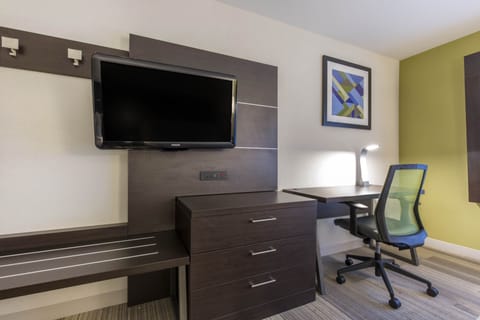 Premium bedding, in-room safe, desk, laptop workspace