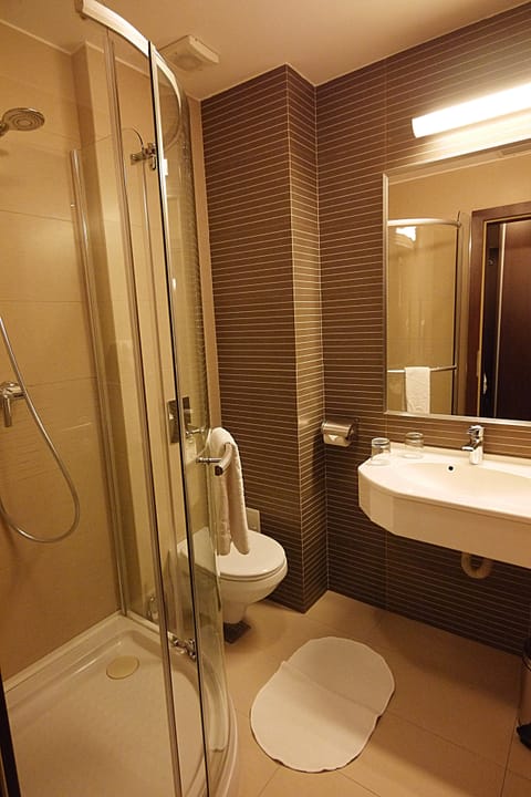 Twin Room | Bathroom | Shower, rainfall showerhead, designer toiletries, hair dryer