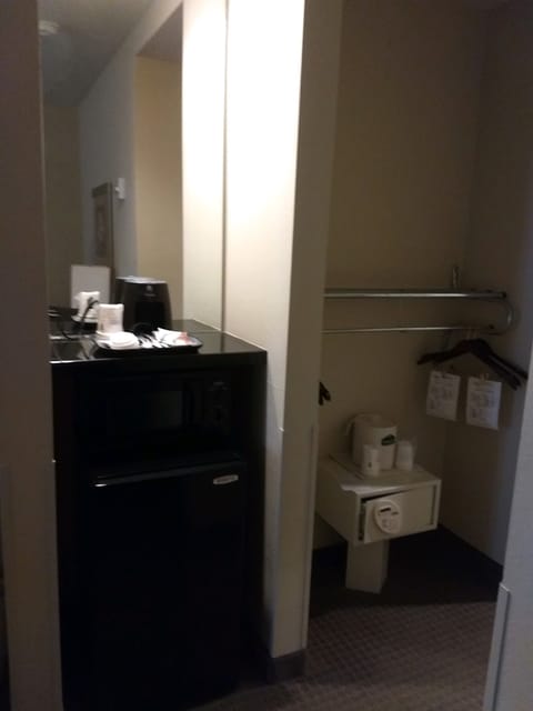 In-room safe, desk, iron/ironing board, cribs/infant beds