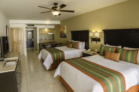 Junior Suite | Premium bedding, down comforters, pillowtop beds, minibar