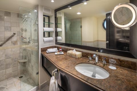 Superior Honeymoon Suite Ocean Front- King Size Bed | Bathroom | Separate tub and shower, jetted tub, designer toiletries, hair dryer