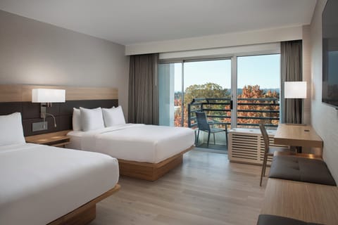 1 bedroom, hypo-allergenic bedding, desk, laptop workspace