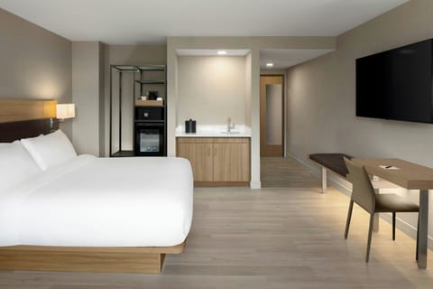 Studio, 1 King Bed, Balcony | Hypo-allergenic bedding, desk, laptop workspace, iron/ironing board