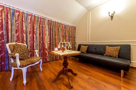 Junior Suite, 1 Queen Bed | Living area | Flat-screen TV, pay movies