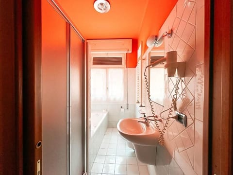 Shared Dormitory, Mixed Dorm | Bathroom | Shower, free toiletries, hair dryer, towels