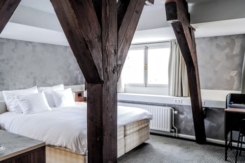 Comfort Room | Down comforters, free minibar items, in-room safe