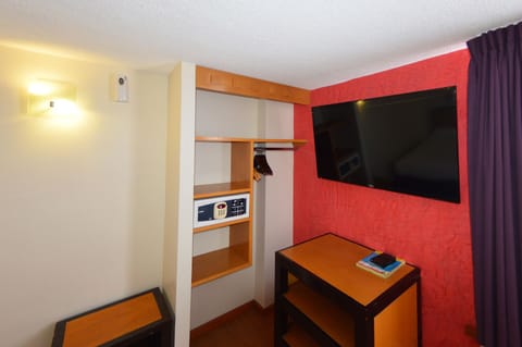 Double Room, 6 Bedrooms | In-room safe, blackout drapes, soundproofing, iron/ironing board