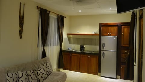 Superior Room, Kitchen | Private kitchen | Full-size fridge, microwave, stovetop, cookware/dishes/utensils