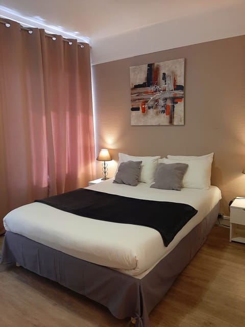 Double Room | In-room safe, individually decorated, individually furnished, desk