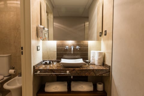 Deluxe Room, 1 King Bed, Jetted Tub | Bathroom | Eco-friendly toiletries, hair dryer, bidet, towels