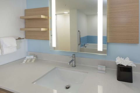 Deluxe Room, 1 King Bed (with Shower and Garden Tub) | Bathroom | Combined shower/tub, free toiletries, hair dryer, towels