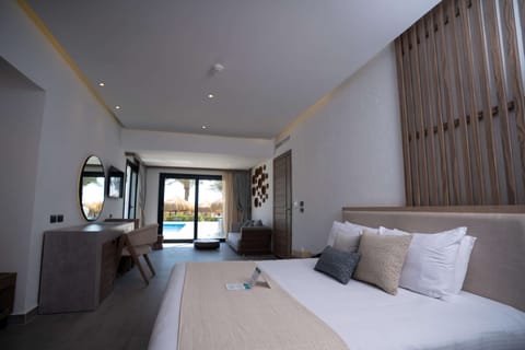 Executive Pool Suite | Pillowtop beds, minibar, in-room safe, individually decorated