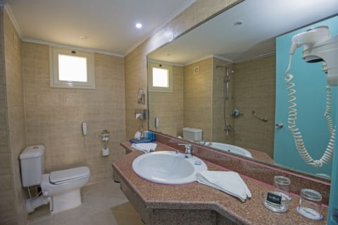 Family room Bunk bed | Bathroom | Shower, free toiletries, hair dryer, bathrobes