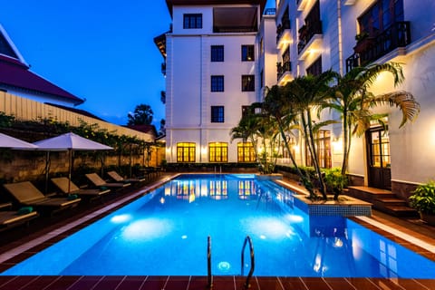 Outdoor pool, pool umbrellas, sun loungers