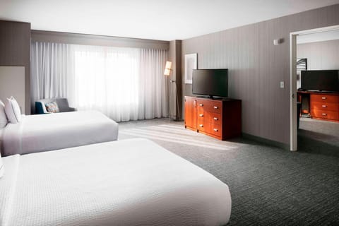 Premium bedding, in-room safe, desk, laptop workspace