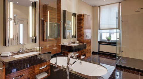 Presidential Suite | Bathroom | Combined shower/tub, free toiletries, hair dryer, bathrobes