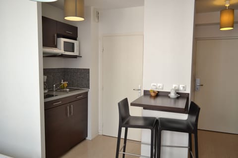 Studio double occupancy | Private kitchenette | Fridge, microwave, stovetop, espresso maker