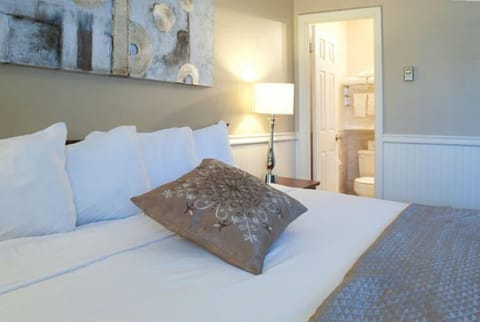 Deluxe Room, 1 Bedroom (1 King Bed) | Premium bedding, down comforters, pillowtop beds, desk